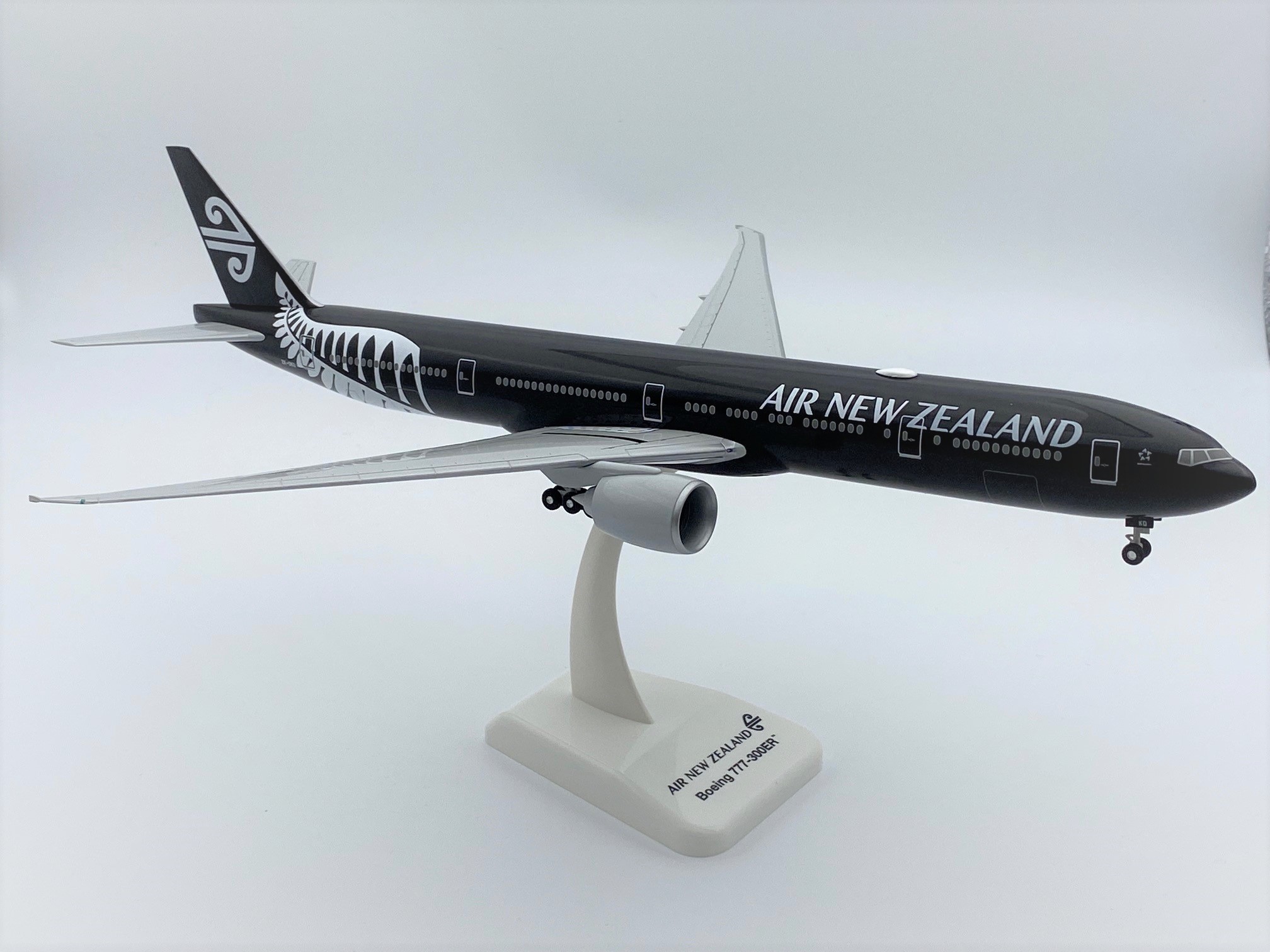 HOGAN 1/200 AIR NEW ZEALAND BOEING 777-300ER ZK-OKQ (11915 